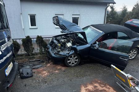 Der PKE Mercedes beschädigte bei dem Unfall einen Kleinbus und eine Mauer.
Der Fahrer kam in ein Krankenhaus.