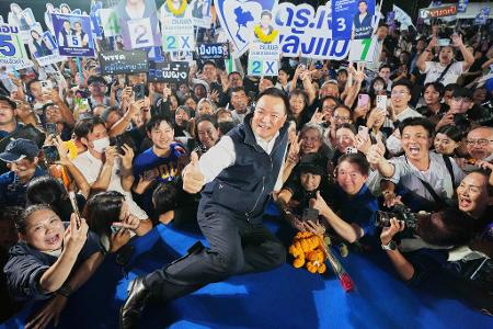 Ministerpräsident Anutin Charnvirakul kündigte die vorgezogene Neuwahl im Dezember an. (Archivbild)
