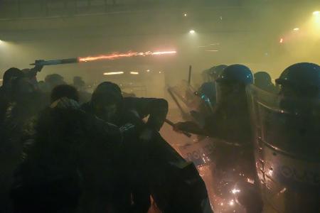 Demonstranten stoßen während einer Demonstration gegen die Olympischen Spiele Mailand-Cortina 2026 in Mailand mit der Polizei zusammen.