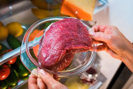 Rohes Fleisch im Kühlschrank