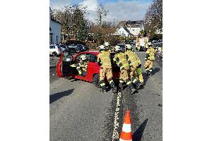 Verunfalltes Fahrzeug Wittener Landstraße 2
Bildquelle Feuerwehr Herdecke. Die beigefügten Fotos dürfen nur in Zusammenhang mit dem unmittelbaren Einsatzereignis verwendet werden. Für andere Berichterstattungen ist die Zustimmung der Pressestelle FFH einzuholen.