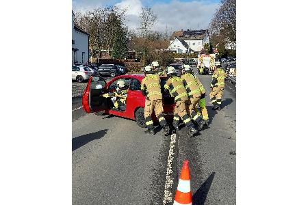 Verunfalltes Fahrzeug Wittener Landstraße 2
Bildquelle Feuerwehr Herdecke. Die beigefügten Fotos dürfen nur in Zusammenhang mit dem unmittelbaren Einsatzereignis verwendet werden. Für andere Berichterstattungen ist die Zustimmung der Pressestelle FFH einzuholen.