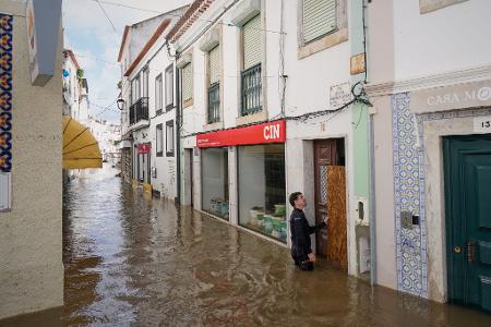 In vielen Städten Portugals wie hier in Alcacer do Sal stand das Wasser zeitweise fast hüfthoch in den Straßen.