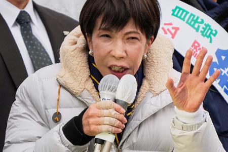 Japans neue Regierungschefin Takaichi hat einen haushohen Wahlsieg errungen. 