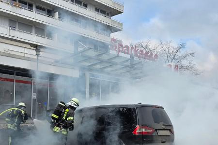 Nachlöscharbeiten am PKW