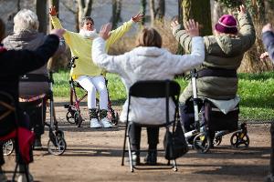 Seniorinnen - hier eine Yoga-Szene im Schlosspark Köthen - vor allem in Ostdeutschland profitieren vielfach von der Grundrente. (Archivfoto)