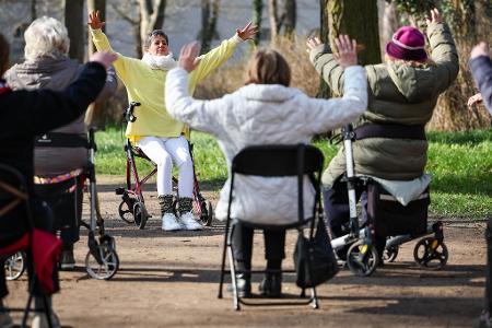 Seniorinnen - hier eine Yoga-Szene im Schlosspark Köthen - vor allem in Ostdeutschland profitieren vielfach von der Grundrente. (Archivfoto)