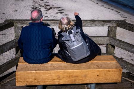 Die Anrechnung des Partnereinkommens führt oft dazu, dass keine Grundrente fließt. (Illustration)