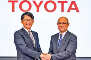 Koji Sato, President and CEO, Toyota Motor Corporation und Kenta Kon, Operating Officer, Toyota Motor Corporation.