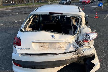 Der Peugeot nahm deutlich sichtbaren Schaden. Foto: Polizei Minden-Lübbecke
