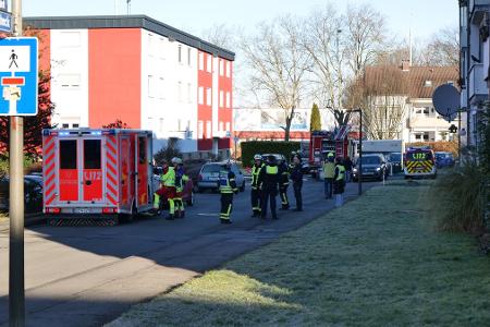 In einem Rettungswagen der verletzte Mann Erstversorgt