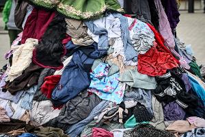 Allein im deutschen Onlinehandel werden der EU-Kommission zufolge jährlich fast 20 Millionen zurückgesandte Artikel entsorgt.