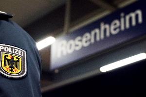 Die Bundespolizei ermittelt gegen drei Männer, die am Rosenheimer Bahnhof offenkundig auf eine Person eingeschlagen haben.