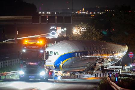 Die nicht mehr flugfähige Constellation Super Star wird über die Straße zum 