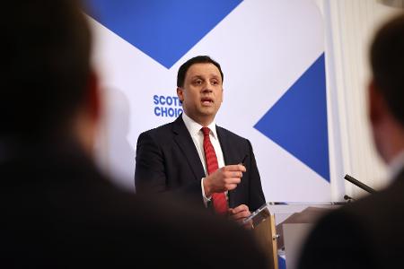 Sarwar forderte Starmer zum Rücktritt auf. 