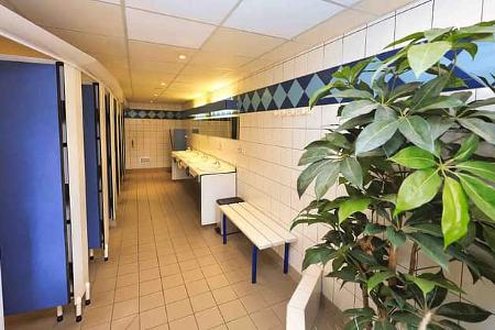 Frankreich, Portes Du Soleil, Campingplatz des Monats, Camping L‘Oustalet, Sanitärgebäude