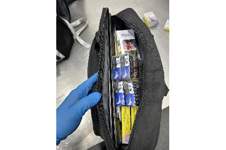 In dieser Laptoptasche sowie allen anderen Taschen eines Reisenden fand der Zoll am Flughafen Münster / Osnabrück insgesamt mehr als 1.100 Zigaretten.