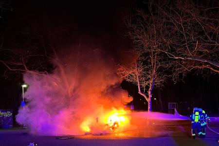 Brandbekämpfung unter Atemschutz am geparkten PKW.
