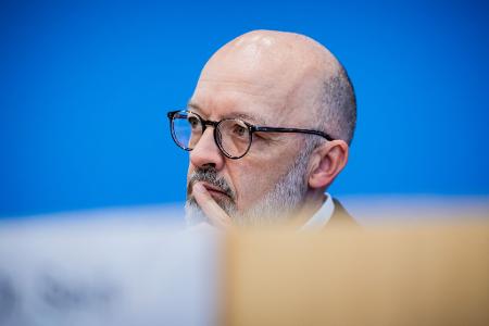 Ifo-Experte Timo Wollmershäuser sieht den konjunkturellen Tiefpunkt durchschritten. (Archivbild)