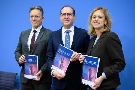 In einem Punkt waren sich Bundesinnenminister Alexander Dobrindt (CSU), Bundesfamilienministerin Karin Prien (CDU) und BKA-Präsident Holger Münch einig: Die Anzeigequote bei Gewalt durch Partner ist zu niedrig. 