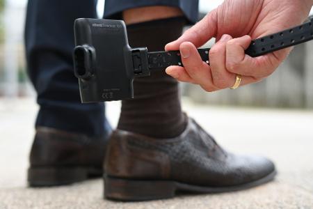 Elektronische Fußfesseln sollen helfen, Frauen vor gewalttätigen Ex-Partnern zu schützen. (Symbolbild)