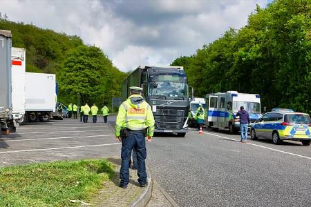 Lkw Kontrolle Autobahn Polizei