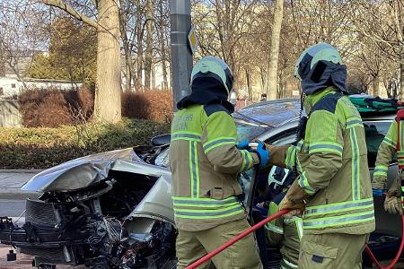 © Feuerwehr Dresden
Einsatzkräfte beginnen mit hydraulischen Rettungsgeräten die Tür der Fahrerseite zu entfernen.