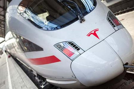 Deutsche Bahn ICE mit Tesla-Logo