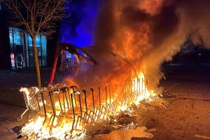 Der Unterstand geriet in Vollbrand. Foto: Polizei Minden-Lübbecke