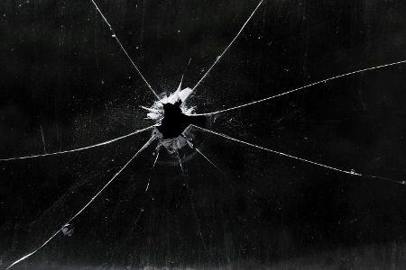 Schussloch in einer Glasscheibe