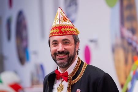 Der Kölner Zugleiter Marc Michelske verteidigt das Fehlen eines Putin-Wagens im Rosenmontagszug. (Archivbild)