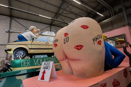 Ein Wagen des Kölner Rosenmontagszugs zeigt US-Präsident Donald Trump mit entblößtem Hinterteil, darauf sind Kussmünder unter anderem von der Nato und der Fifa zu sehen.