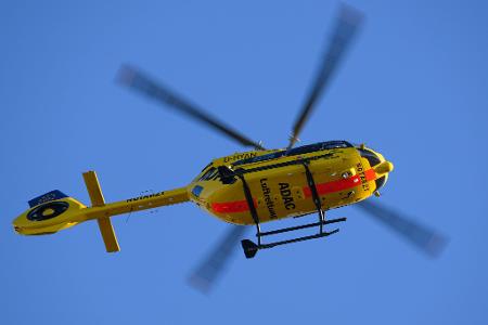 Ein Hubschrauber der ADAC Luftrettung fliegt am Himmel. (Archivbild)