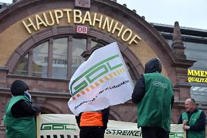 Im Tarifkonflikt zwischen der Deutschen Bahn und der Gewerkschaft Deutscher Lokomotivführer drohte am Dienstag eine Eskalation. (Archivbild)