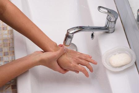 Bei Verbrühungen und Verbrennungen