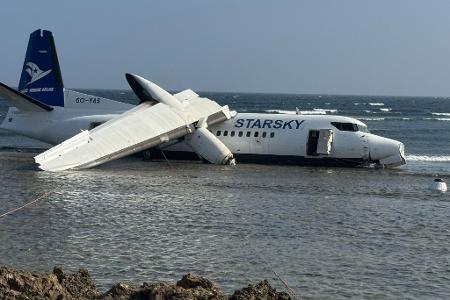 Ein Crash in Somalia endete glimpflich: Das Flugzeug ist stark beschädigt, doch alle Menschen an Bord überlebten.