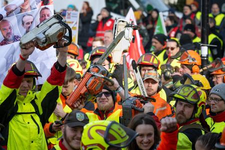 Forstarbeiter demonstrieren in Potsdam mit Kettensägen vor Beginn der dritten Runde der Tarifverhandlungen für den öffentlichen Dienst der Länder.