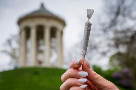 Im Englischen Garten darf nun endgültig legal gekifft werden - solange die bundesweiten Regelungen eingehalten werden. (Symbolbild)