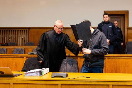 Der Prozess hat mit der Anklage und der Einlassung des Angeklagten begonnen.