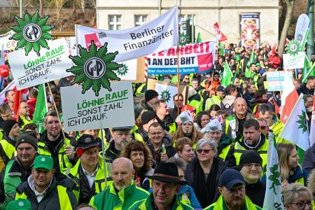 Begleitet wurde der Verhandlungsauftakt von erneuten Demonstrationen. 