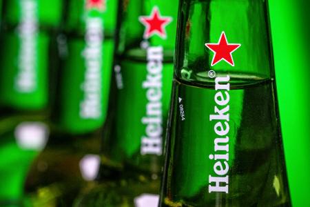 Heineken will nach eigenen Angaben jährlich 400 bis 500 Millionen Euro sparen.