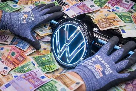 VW Logo Emblem beleuchtet Werk Produktion Geldscheine