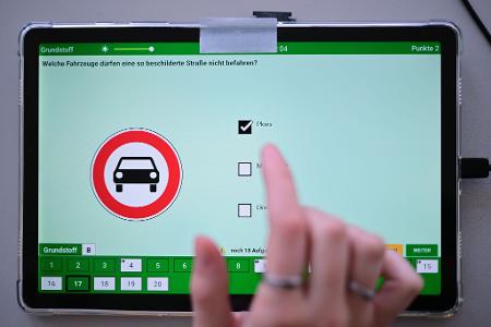 Theoretische Führerscheinprüfung: 30 Prozent weniger Fragen geplant. (Archivbild)