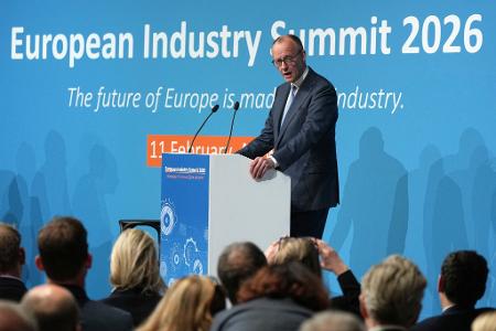 In seiner Rede grenzte sich Merz bewusst von Macron ab. 