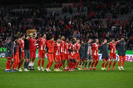 Die Spieler von Bayern München feiern den 2:0-Sieg gegen RB Leipzig.