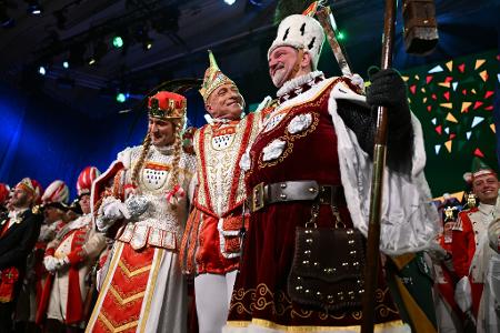 Das Kölner Dreigestirn besteht aus Prinz, Bauer und Jungfrau (Archivbild).