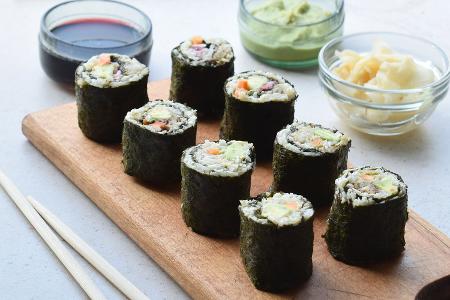 Sushi mit Blumenkohlreis
