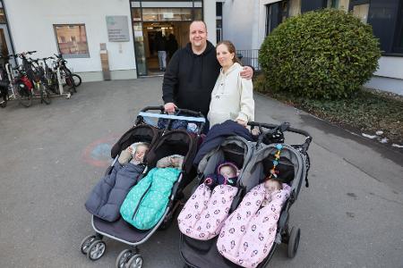 Zwei Zwillingspaare im Kinderwagen, eins im Bauch - Jasmin Schmidt und Andreas Rittner freuen sich wieder auf doppeltes Glück.