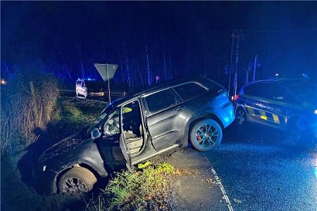 Der Jeep geriet von der Fahrbahn und landete im Straßengraben.