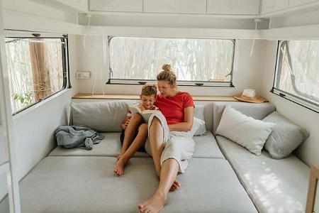 Symbolbild, Mutter und Kind im Wohnwagen